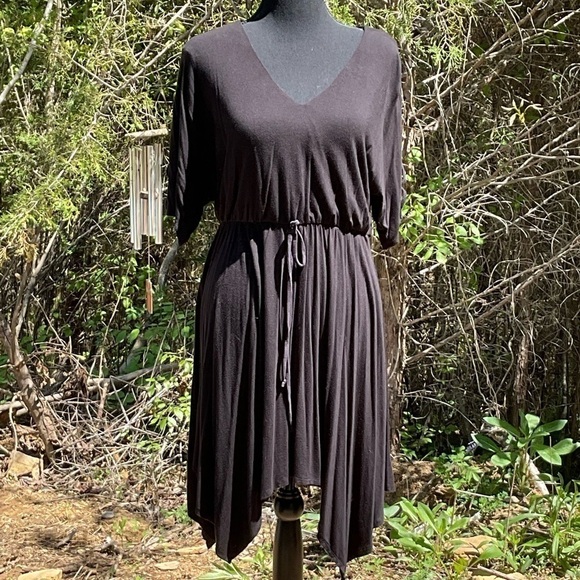 VENUS Dresses & Skirts - Venus dress. Size M. Half sleeve, v neck, belted waist, tulips skirt. Black.